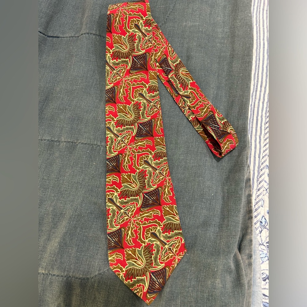 Jones New York 100% silk pattern tie